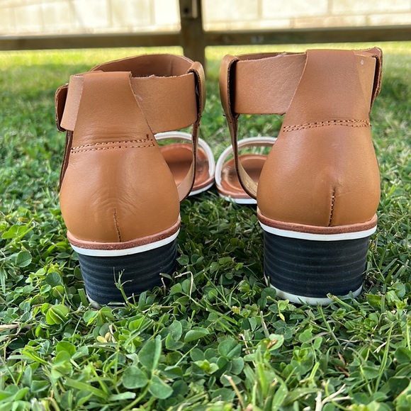 DOLCE VITA Two-Toned White Brown Leather Sandals - US 7 - Picture 10 of 15